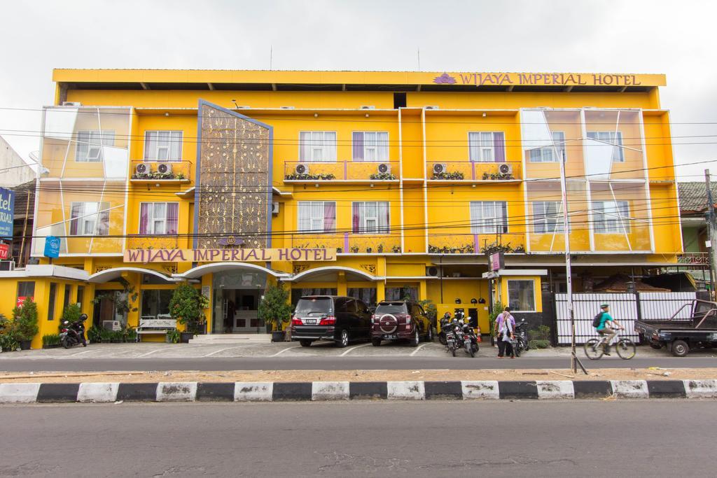 Wijaya Imperial Hotel Baturetno Extérieur photo